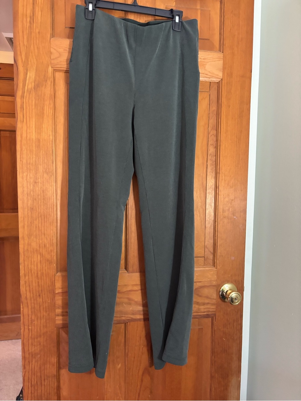 Lululemon Ribbed Softstreme Flared Pant
Regular Size 12 Rain Forest Green